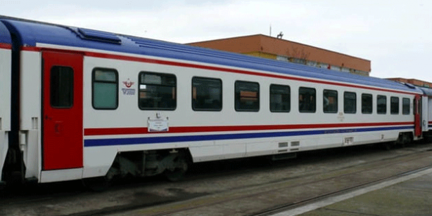 Afyonkarahisar'da yolcu treni minibüse çarptı