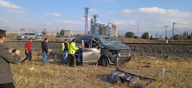Foto - Afyonkarahisar'da yolcu treni minibüse çarptı