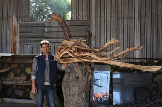 Foto - Ağaç dallarıyla sanat yapıyor