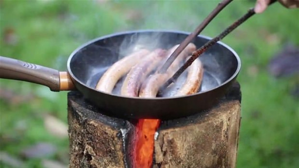 Foto - Ağaç kütüğünü ocağa çevirdi!