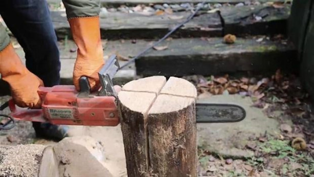 Foto - Ağaç kütüğünü ocağa çevirdi!