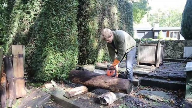 Foto - Ağaç kütüğünü ocağa çevirdi!