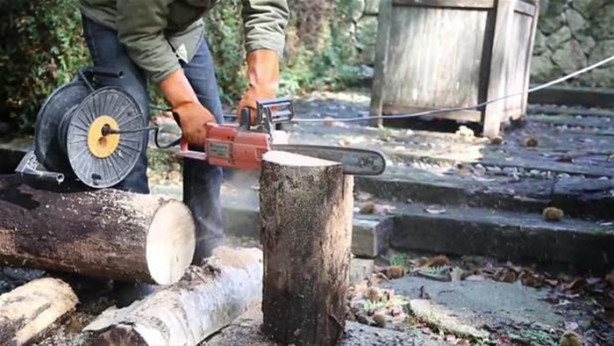 Foto - Ağaç kütüğünü ocağa çevirdi!