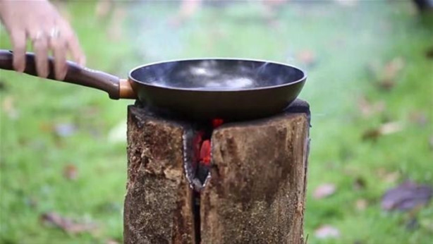 Foto - Ağaç kütüğünü ocağa çevirdi!