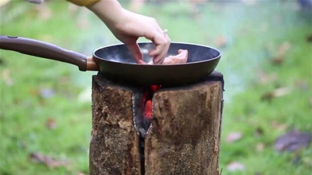 Foto - Ağaç kütüğünü ocağa çevirdi!