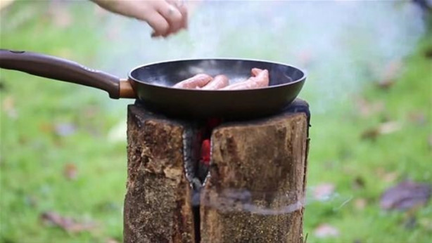Foto - Ağaç kütüğünü ocağa çevirdi!