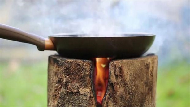 Foto - Ağaç kütüğünü ocağa çevirdi!