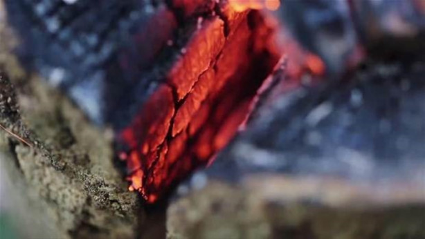 Foto - Ağaç kütüğünü ocağa çevirdi!