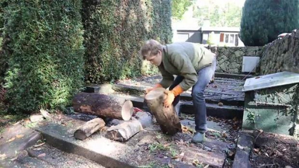 Foto - Ağaç kütüğünü ocağa çevirdi!