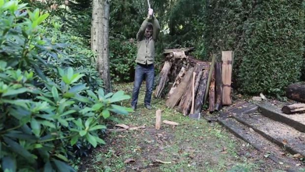 Foto - Ağaç kütüğünü ocağa çevirdi!