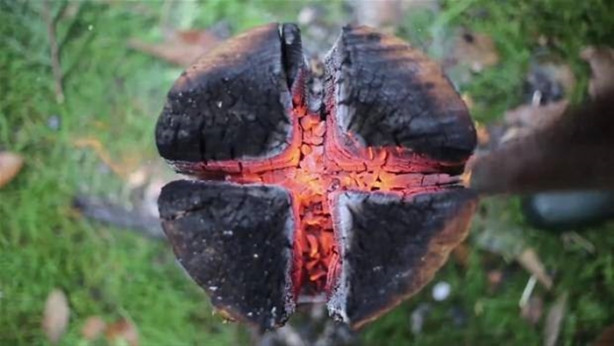 Foto - Ağaç kütüğünü ocağa çevirdi!