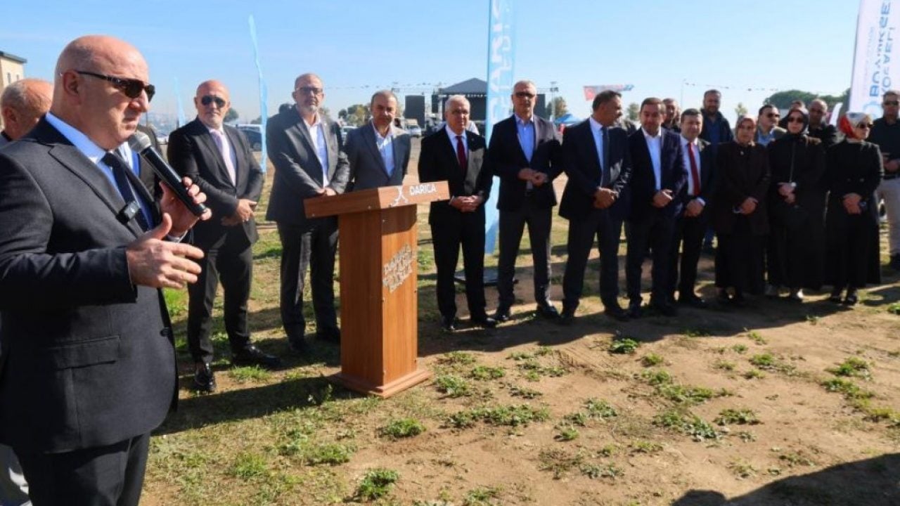 Foto - ‘Ağaçlar kesiliyor’ iftirasına en güzel cevap! Darıca’da 100 zeytin fidanı toprakla buluşturuldu
