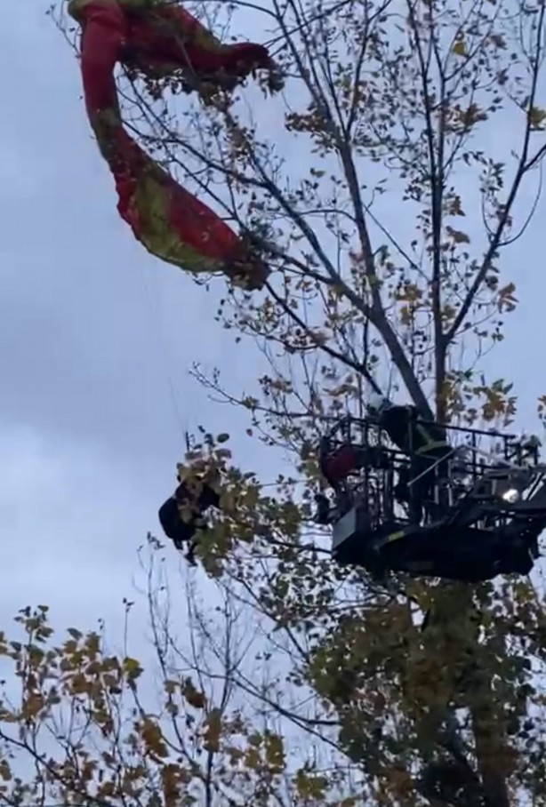 Foto - Ağaçta 2. 5 saat asılı kalmıştı! O paraşütçü konuştu!