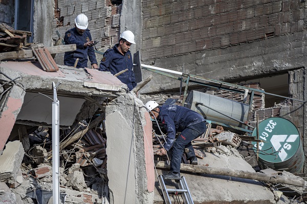 Foto - Ağır hasarlı 6 katlı bina çöktü! Enkazda kalan var mı? 