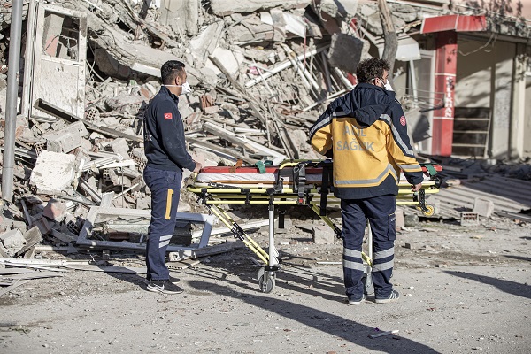Foto - Ağır hasarlı 6 katlı bina çöktü! Enkazda kalan var mı? 