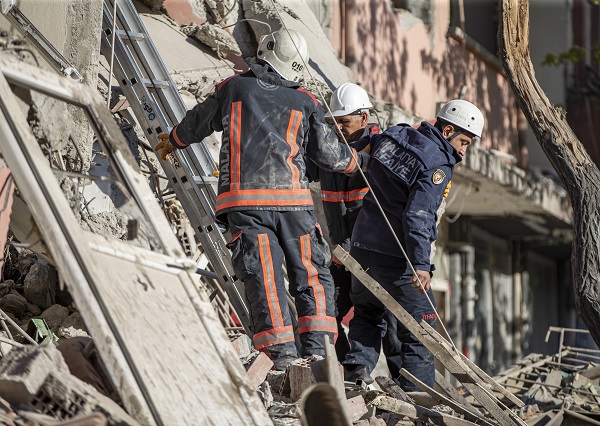 Foto - Ağır hasarlı 6 katlı bina çöktü! Enkazda kalan var mı? 