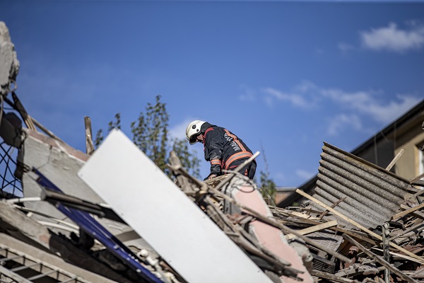 Foto - Ağır hasarlı 6 katlı bina çöktü! Enkazda kalan var mı? 