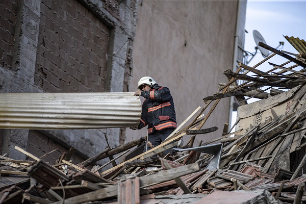 Foto - Ağır hasarlı 6 katlı bina çöktü! Enkazda kalan var mı? 