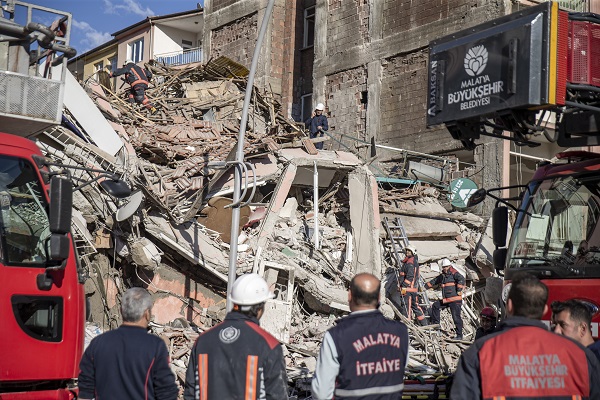 Foto - Ağır hasarlı 6 katlı bina çöktü! Enkazda kalan var mı? 