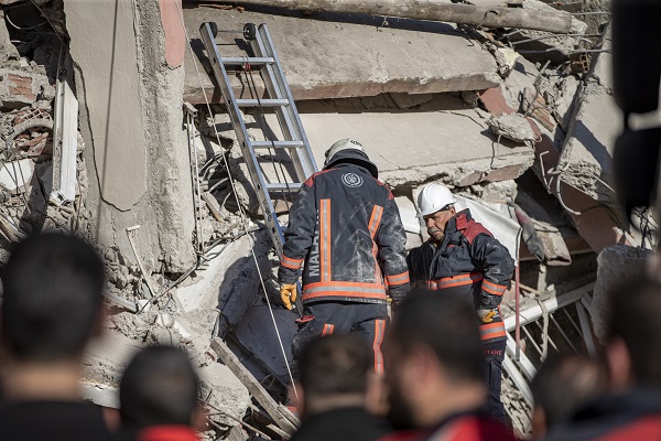 Foto - Ağır hasarlı 6 katlı bina çöktü! Enkazda kalan var mı? 