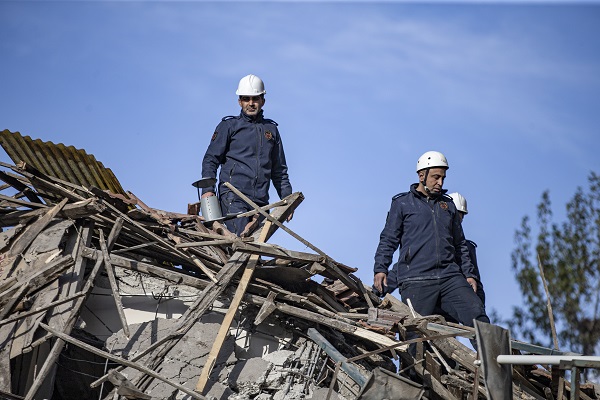 Ağır hasarlı 6 katlı bina çöktü! Enkazda kalan var mı? 