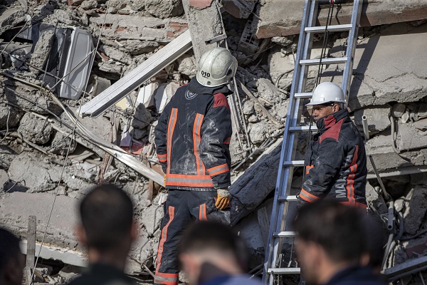 Foto - Ağır hasarlı 6 katlı bina çöktü! Enkazda kalan var mı? 
