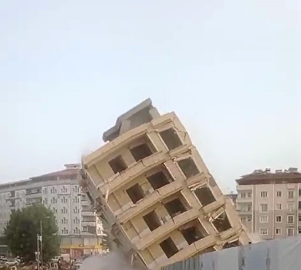 Ağır hasarlı bina yıkım sırasında çöktü