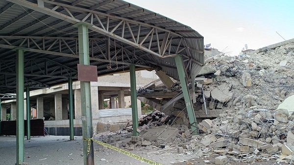 Foto - Ağır hasarlı bina yıkım sırasında çöktü