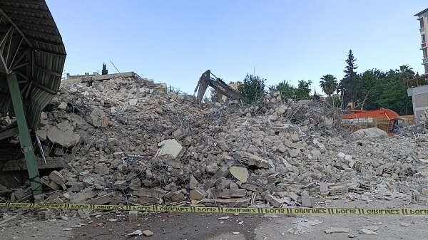Foto - Ağır hasarlı bina yıkım sırasında çöktü