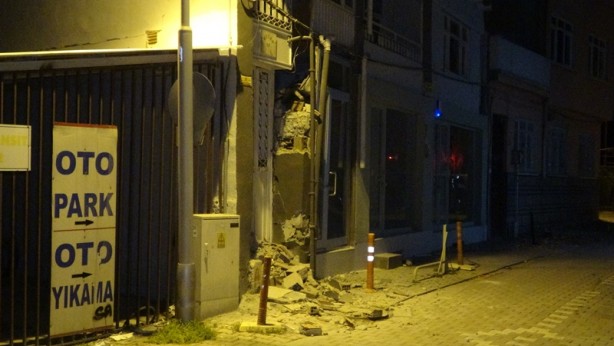 Foto - Ağır hasarlı binadaki göçük paniğe yol açtı