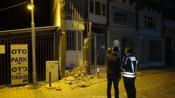 Ağır hasarlı binadaki göçük paniğe yol açtı
