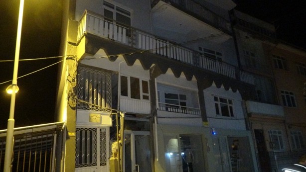 Foto - Ağır hasarlı binadaki göçük paniğe yol açtı