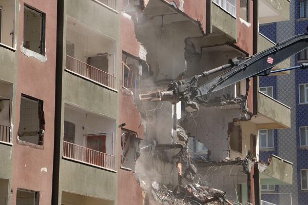 Foto - Ağır hasarlı binalar tek tek yıkılıyor
