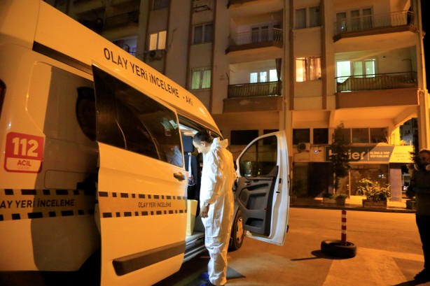 Foto - Ağır koku ihbarına gelen polis ekipleri daire sahibinin cansız bedeni ile karşılaştı