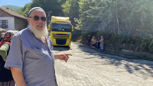 Foto - Ağır tonajlı araçlardan bezen mahalleli yolu trafiğe kapattı
