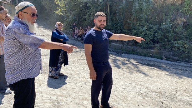 Foto - Ağır tonajlı araçlardan bezen mahalleli yolu trafiğe kapattı