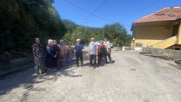Foto - Ağır tonajlı araçlardan bezen mahalleli yolu trafiğe kapattı