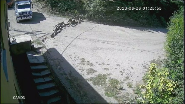 Foto - Ağır tonajlı araçlardan bezen mahalleli yolu trafiğe kapattı