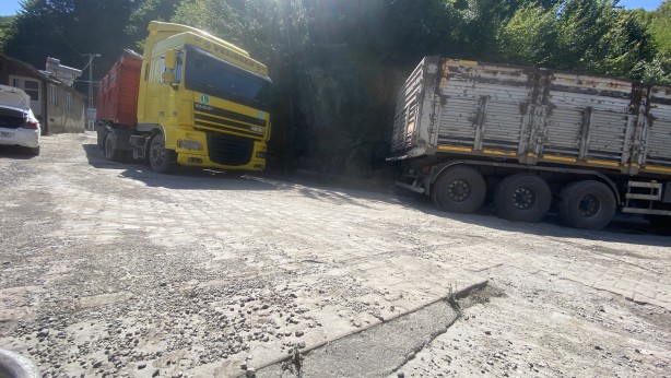 Foto - Ağır tonajlı araçlardan bezen mahalleli yolu trafiğe kapattı