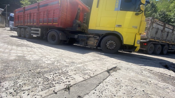 Foto - Ağır tonajlı araçlardan bezen mahalleli yolu trafiğe kapattı