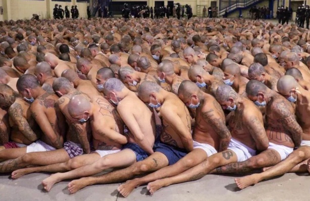 Foto - Ağızlarında maskeyle üzerlerini soyup sıraya dizdiler! Dünya bu görüntüleri konuşuyor