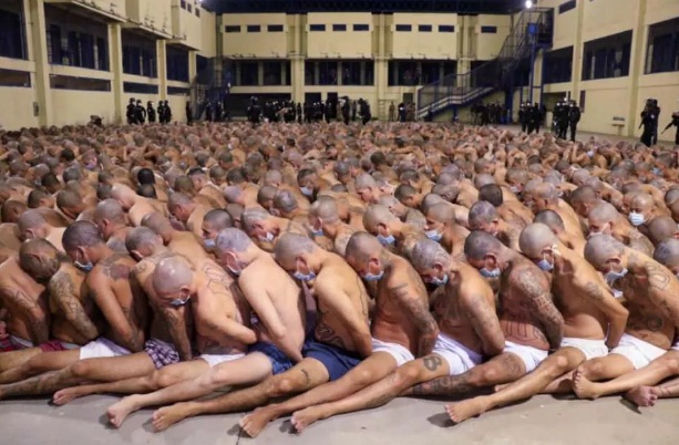 Ağızlarında maskeyle üzerlerini soyup sıraya dizdiler! Dünya bu görüntüleri konuşuyor