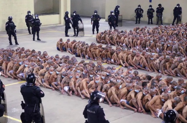 Foto - Ağızlarında maskeyle üzerlerini soyup sıraya dizdiler! Dünya bu görüntüleri konuşuyor