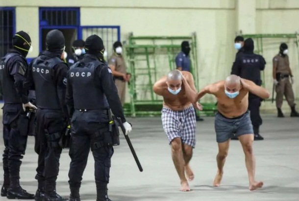 Foto - Ağızlarında maskeyle üzerlerini soyup sıraya dizdiler! Dünya bu görüntüleri konuşuyor