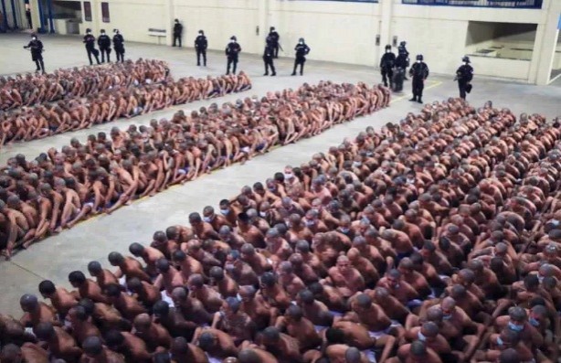 Foto - Ağızlarında maskeyle üzerlerini soyup sıraya dizdiler! Dünya bu görüntüleri konuşuyor