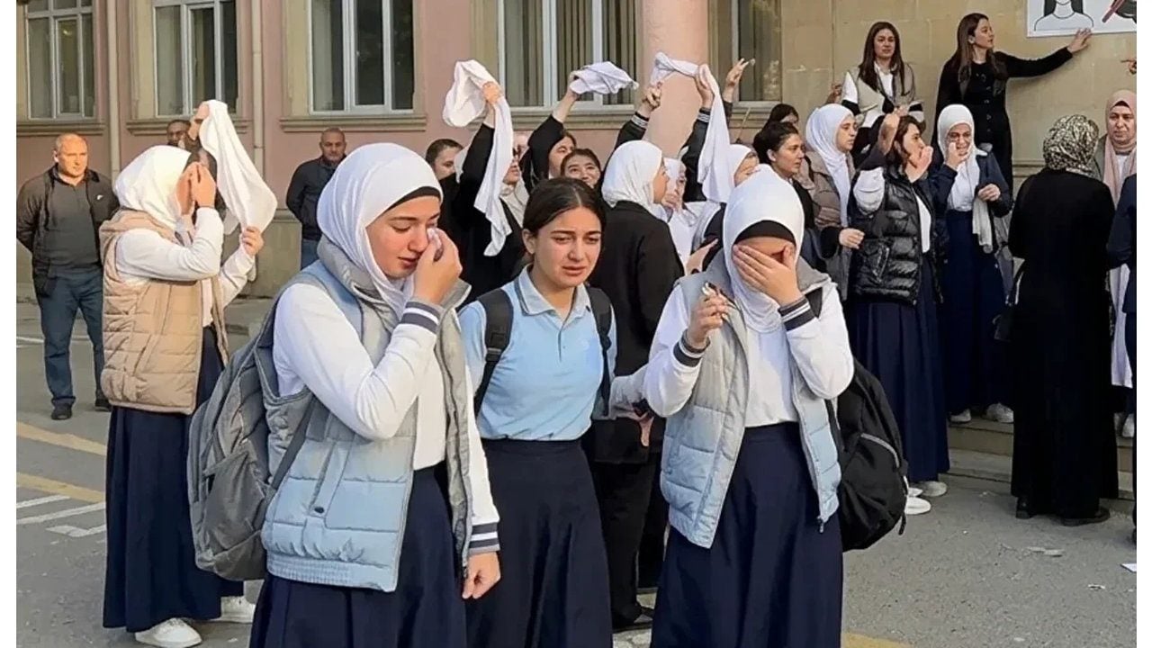Foto - Ağızlarını bıçak açmamıştı! İran’dan, Azerbaycan’daki başörtü yasağına ilişkin resmi açıklama