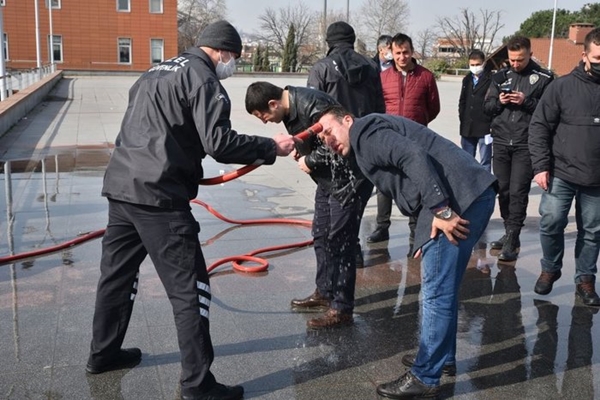 Ağlatan eğitim! Hortumların başına koştular