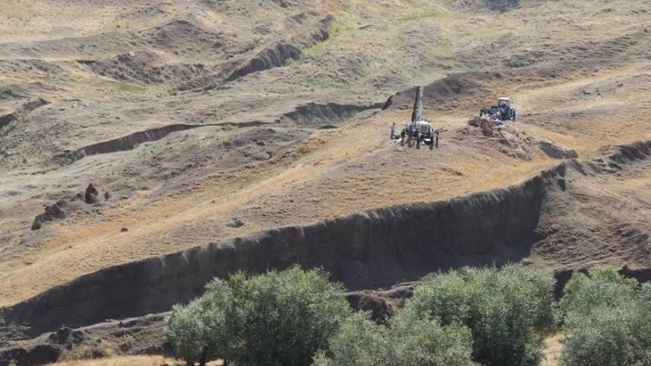 Foto - Ağrı Dağı’nda asrın keşfi: Nuh’un Gemisi’ni arayan ekip sondaj vurunca yerin 9 metre altında şoke eden gerçeğe ulaştı
