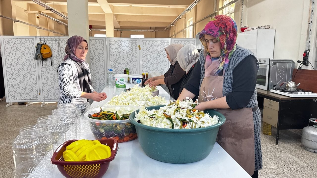 Ağrı’da ata tohumuyla turşu yapımını sürdüren kadınlar talebe yetişemiyor: Talep yağıyor
