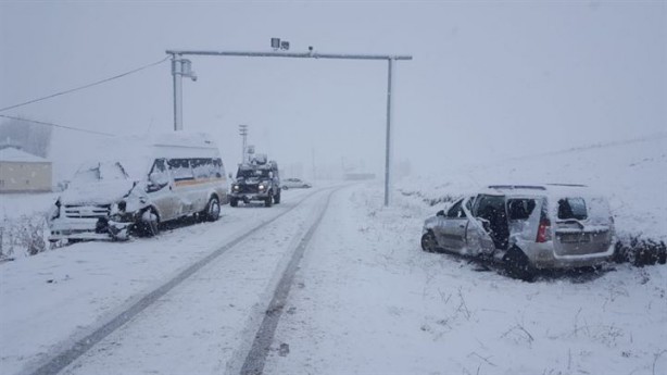 Ağrı'da öğretmenleri taşıyan servis kaza yaptı: 23 yaralı
